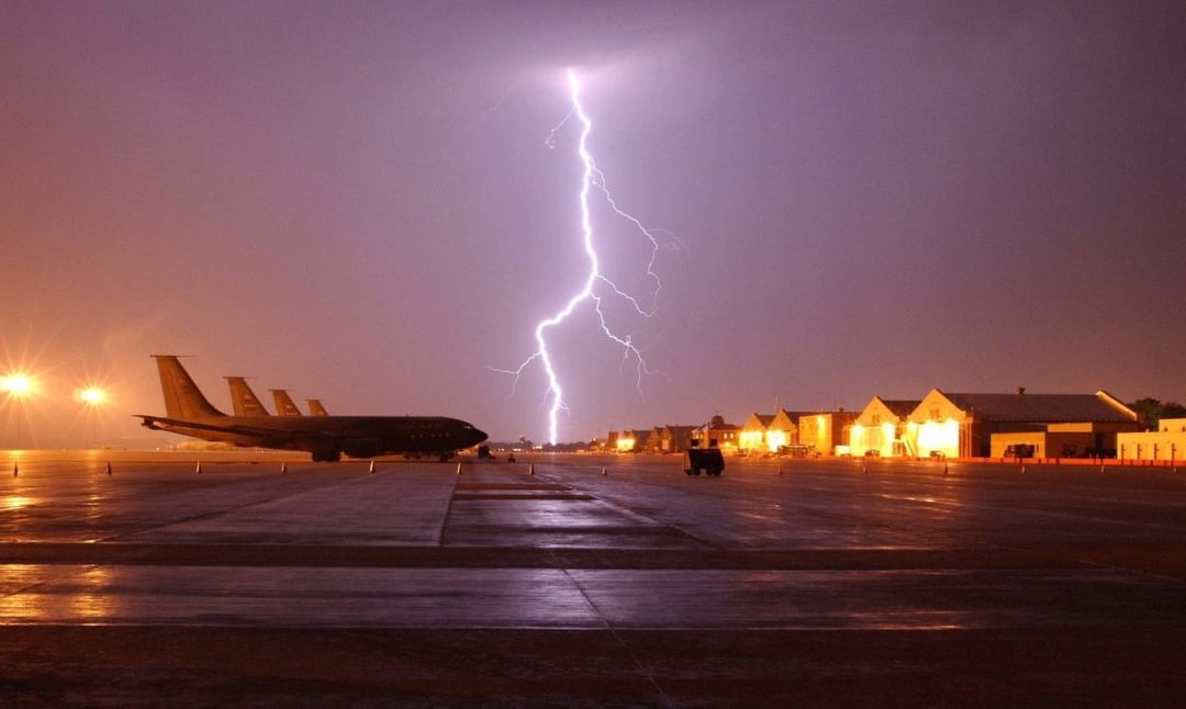 COSA SUCCEDE QUANDO UN FULMINE COLPISCE UN AEREO?